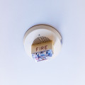Wie is verantwoordelijk voor de rookmelder op elke verdieping in een huurwoning?
