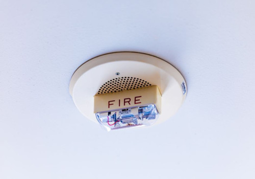 Wie is verantwoordelijk voor de rookmelder op elke verdieping in een huurwoning?