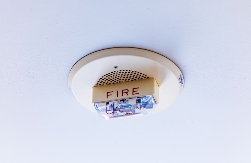Wie is verantwoordelijk voor de rookmelder op elke verdieping in een huurwoning?