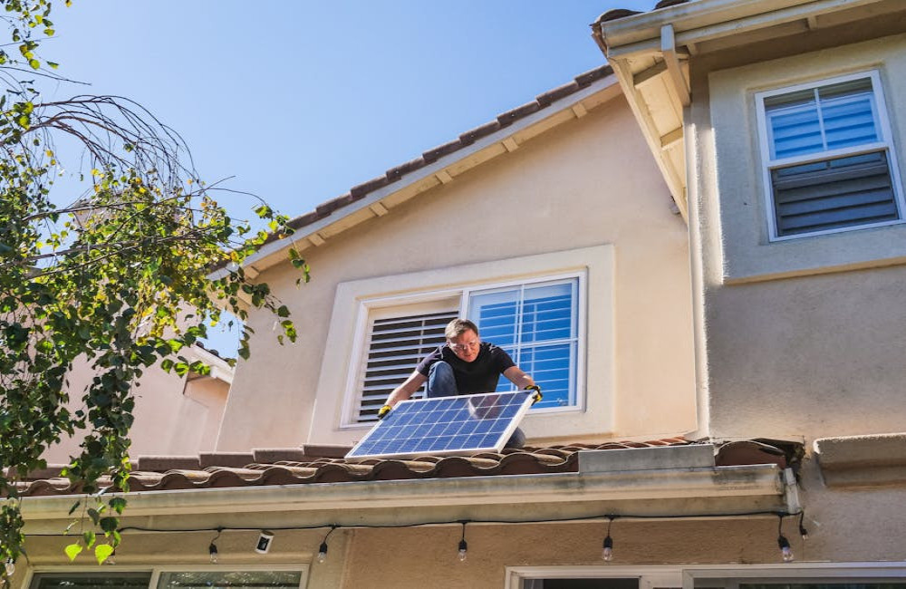 Zonnepanelen reinigen in het voorjaar: doe je het zelf of laat je het doen
